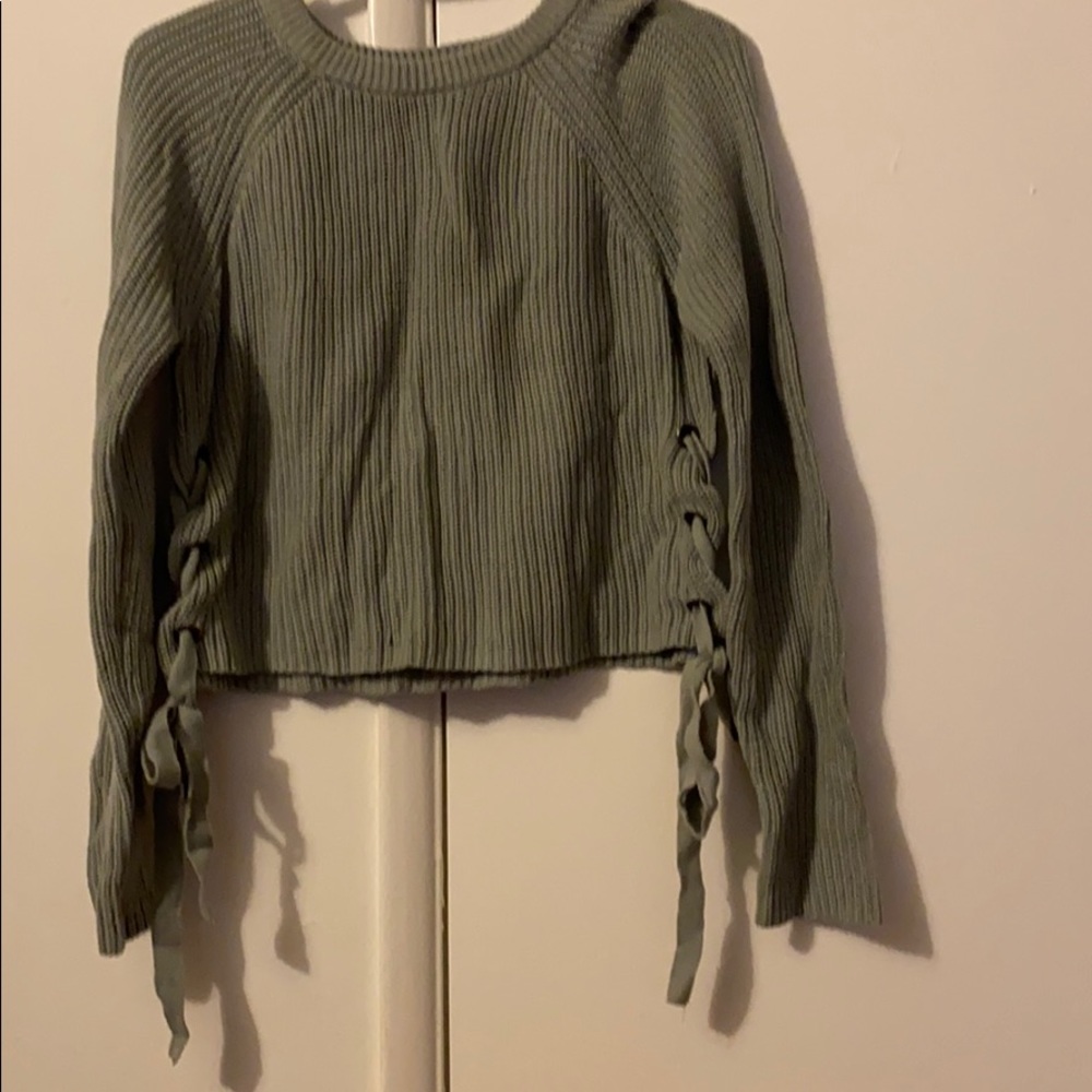 Knitted long sleeves.